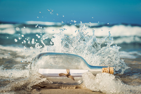 在瓶子里传来自海洋的波浪旅行概念浪漫秘密海洋瓶子里传来自海洋的波浪图片