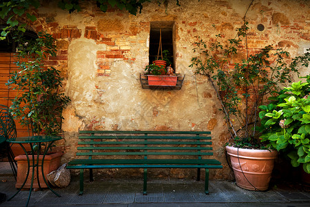 在意大利一个小城镇皮恩扎的意大利老房子外面重新安家植物装饰古董在意大利一个小城镇皮恩扎的意大利老房子外面重新安家背景