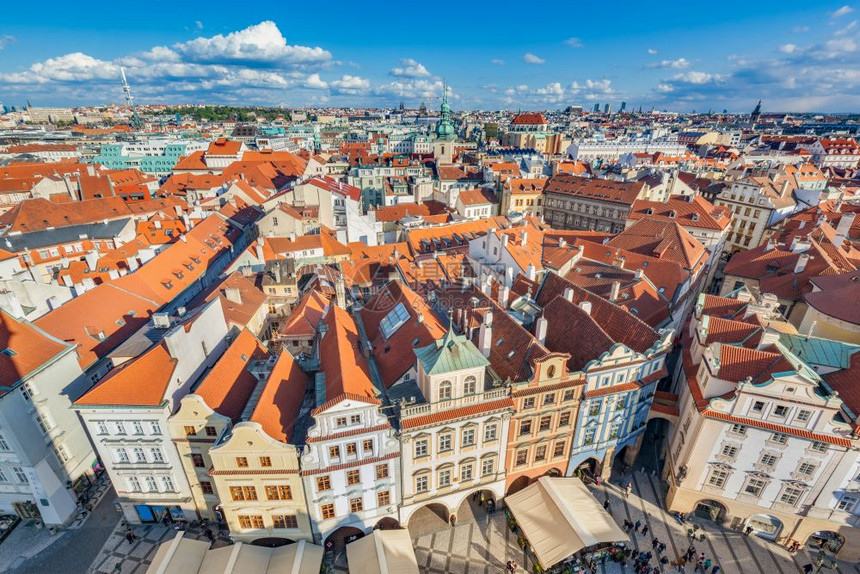 捷克布拉格市风景从旧城政厅看到的传统红色屋顶住房情况蓝阳光的天空宽角捷克布拉格市风景传统的红色屋顶住房情况图片
