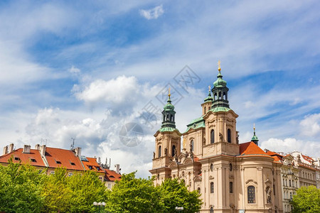 捷克布拉格老城的圣尼古拉教堂日落蓝天高清图片