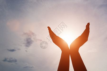 启蒙运动日落天空上举起手来晒太阳精神福祉积极能量等概念日落天空上举起手来晒太阳精神积极能量等概念背景