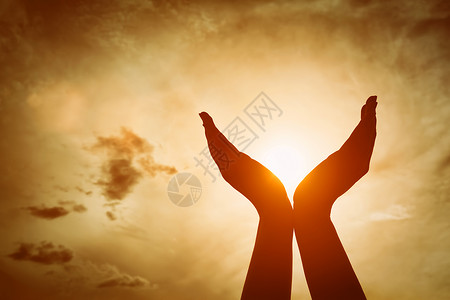 基督教赞美日落天空上举起手来晒太阳精神福祉积极能量等概念日落天空上举起手来晒太阳精神积极能量等概念背景