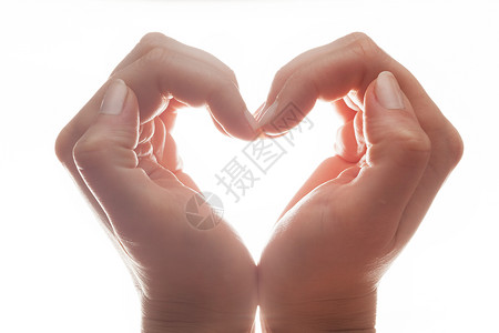 妇女手在白色背景光爱情感幸福女人和手在白色背景光上做出心脏形状爱图片
