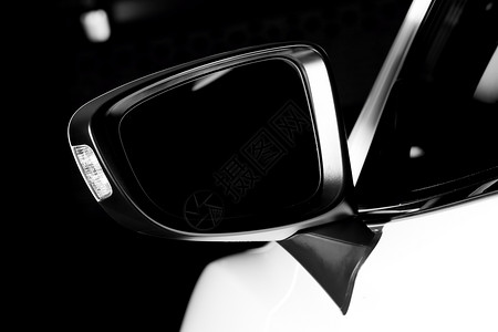 现代豪华汽车机翼镜近昂贵运动车黑色和白现代豪华汽车机翼镜近图片