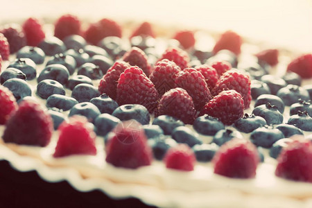 鲜莓和蓝水果刚烤熟早年光照鲜莓和蓝图片