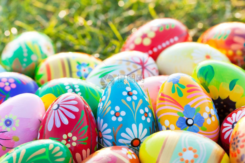 青草上的手画复活节鸡蛋花粉丰富多彩的春天形态和设计传统艺术和独特图片