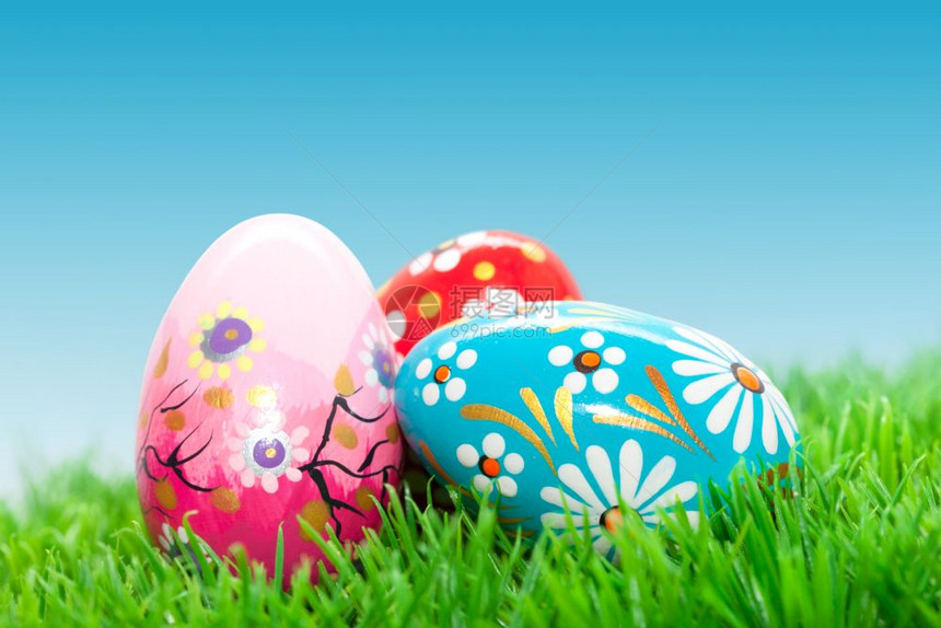 青草上画着复活节的手工鸡蛋花粉丰富多彩的春天形态和设计传统艺术和独特图片