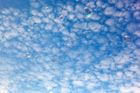 肥皂气泡在空中飘动乌云自由夏季概念图片