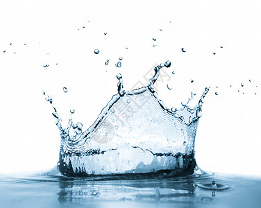 蓝色冰块堆元素白色背景的海水喷洒清晰新鲜健康的饮料概念背景