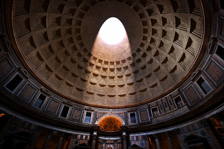 在意大利罗马的万神殿里光照亮了一个著名的中央开口天花板上的意大利罗马万神殿光照亮了天花板上的光照亮了天花板上的背景图片