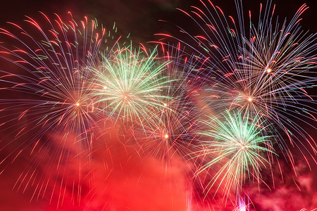 显眼的烟花在天空中闪耀新年的庆典背景显眼的烟花在天空中闪耀新年的庆典背景图片