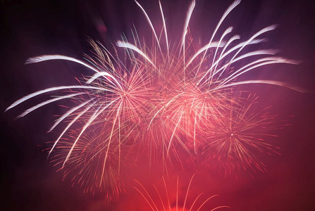 显眼的烟花在天空中闪耀新年的庆典背景显眼的烟花在天空中闪耀新年的庆典背景图片