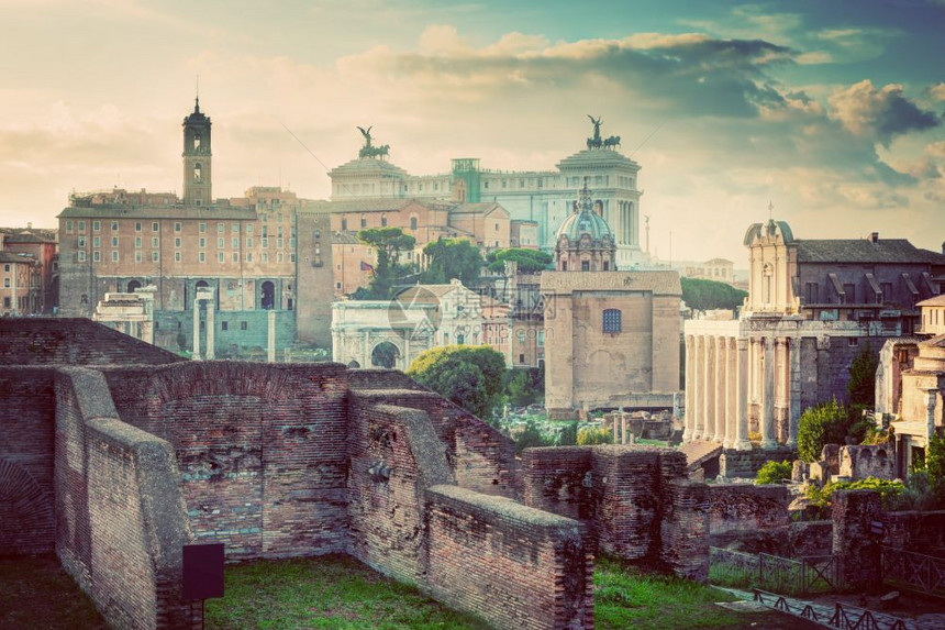 罗马意大利古老的天空线罗马论坛和AltaredellaPatria维克托埃马纽尔二世的纪念碑Patria图片