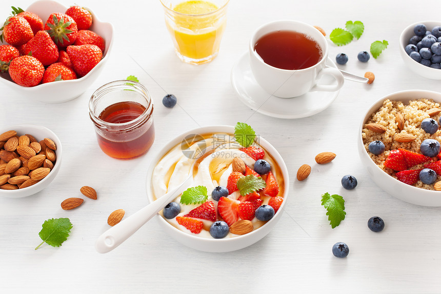 酸奶和草莓蓝蜂蜜杏仁和奎诺阿早餐图片