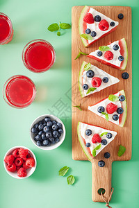 西瓜比萨饼切片加酸奶和浆果夏季甜点背景图片