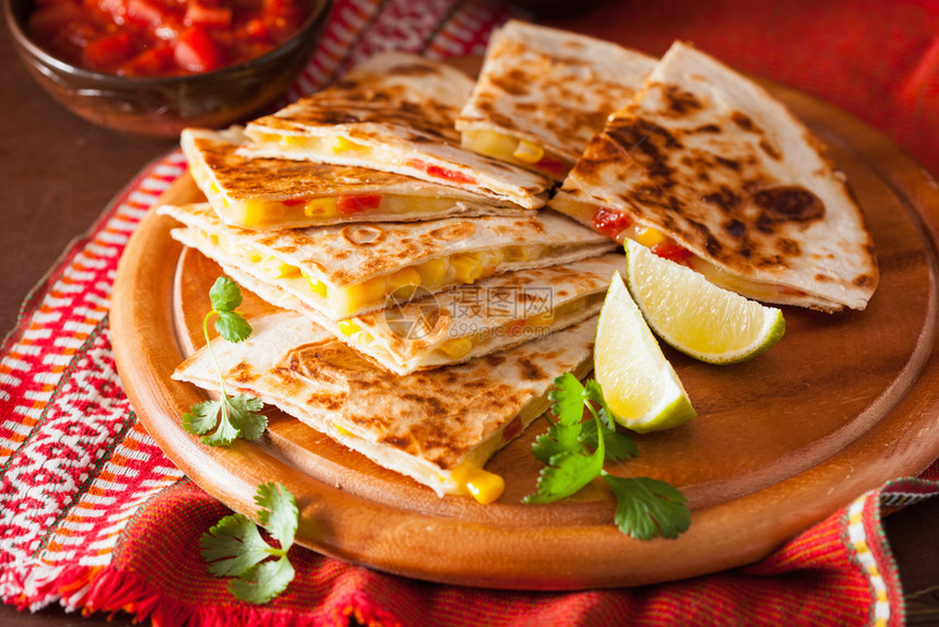 配西红柿玉米奶酪的墨西哥玉米饼图片