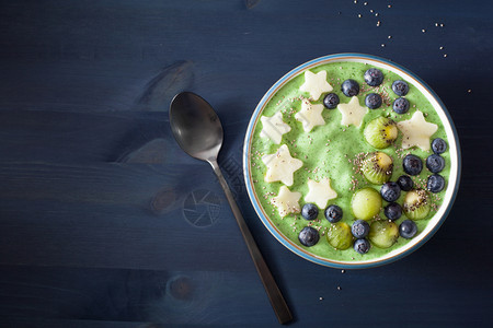 含有蓝莓香蕉星千维奇亚种子的健康绿色菠菜沙盘图片