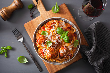 肉丸和番茄酱的意大利面高清图片