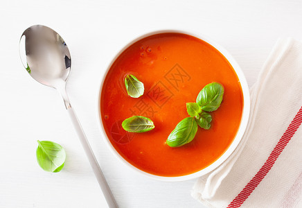 番茄汤铺在白色的背面高清图片