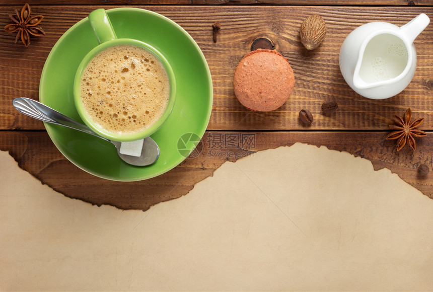 顶视图木制背景的咖啡杯和成分图片