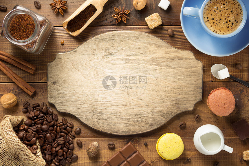 咖啡概念木制背景的咖啡杯和豆子顶视图图片