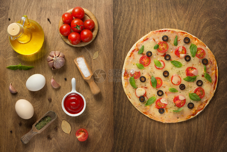 顶层视图木制桌上的玛格丽塔披萨和食品成分图片