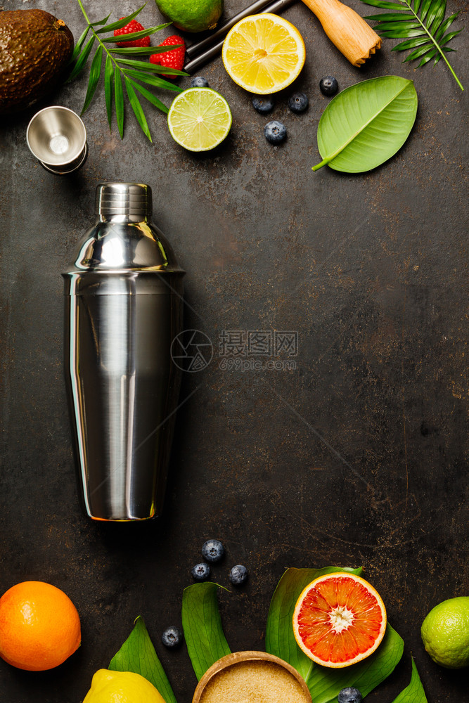 鸡尾酒搅拌机热带水果和黑暗背景的叶子顶端视图鸡尾搅拌机热带水果和黑暗背景的叶子图片