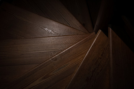 旧房子里木头螺旋式黑楼梯图片