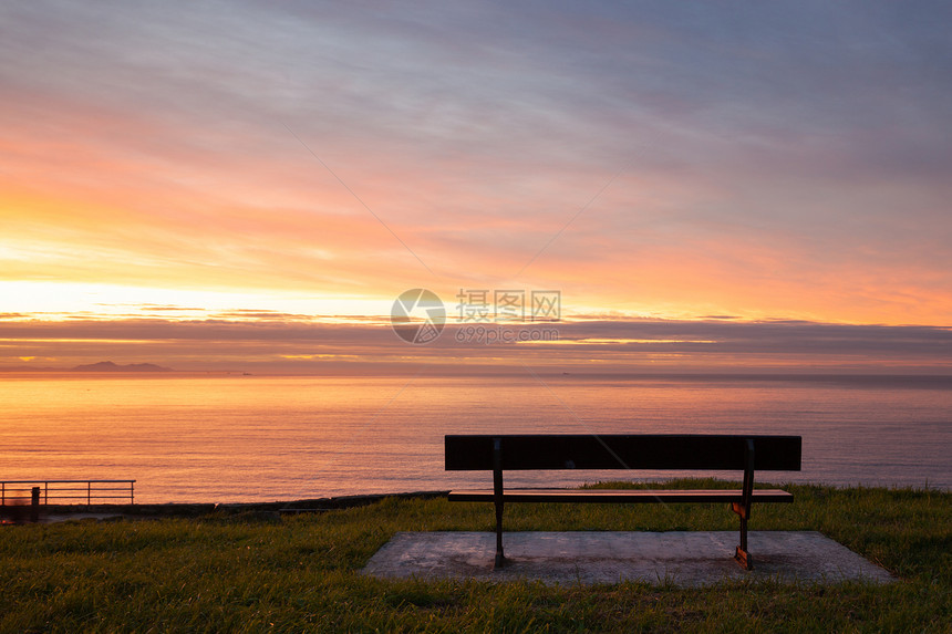 日落的沙滩和长凳完美地看待海洋图片