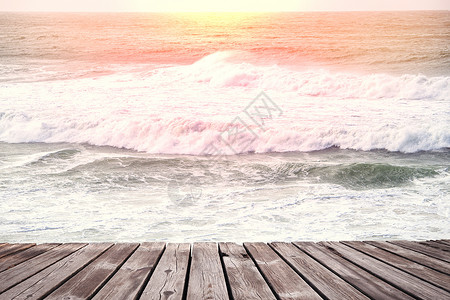 木制旧桌顶和海浪背景图片
