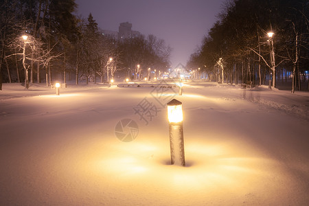 夜间冬季风景城市的雪小巷照亮公园图片