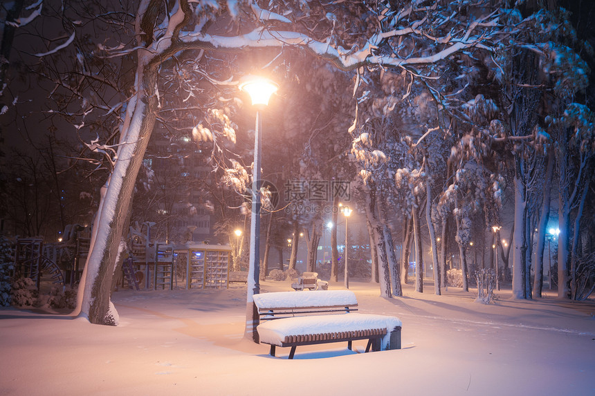 夜间冬季风景城市的雪小巷照亮公园图片