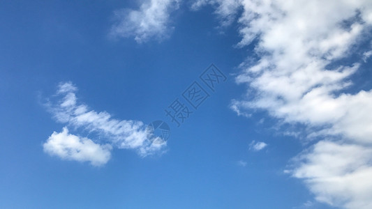 蓝色的天空充满了飞翔的白云背景图片