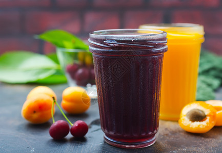 果汁在玻璃樱桃和杏汁中图片