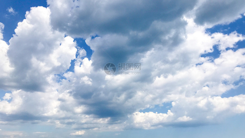 蓝天空中的云图片