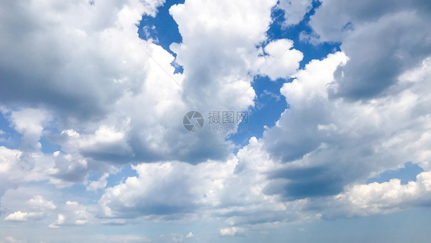 蓝天空中的云图片