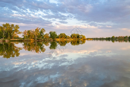 科罗拉多北部的平静捕鱼湖日落反射夏季风景图片