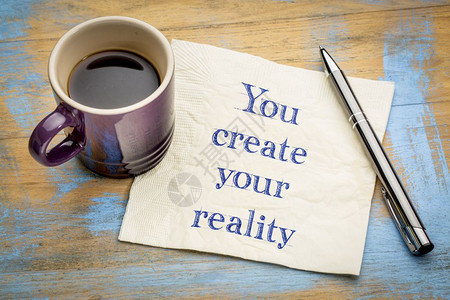 你创造了的现实用咖啡在餐巾纸上写字图片
