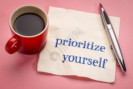 优先向自己提供建议在餐巾纸上写笔迹加一杯咖啡图片