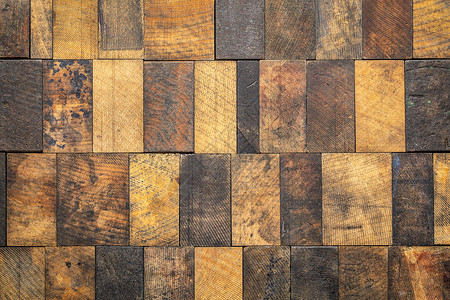 生锈木本底以不同谷物形态排列的木屑刮痕和沾染的木屑图片
