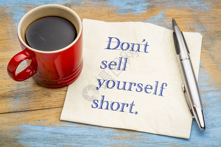 不要在餐巾纸上用咖啡杯把自己短的鼓舞人心笔迹出卖自己背景