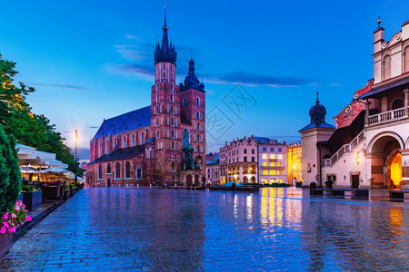 波兰克拉科夫老城市场广建筑和圣玛丽巴西利卡大教堂塔图片