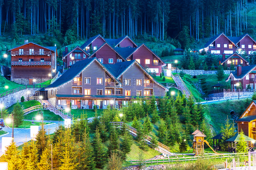 乌克兰Bukovel冬季山滑雪胜地的景色夏季点那里有在乌克兰Bukovel有森林和滑雪坡的房屋小图片