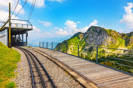 前往瑞士RochersdeNaye山峰途中的古轮火车站夏季风景图片