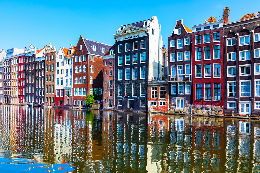 荷兰阿姆斯特丹老城古代中世纪建筑和运河码头的典型古代中世纪建筑和运河夏季景象图片
