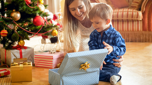 笑的小孩看着圣诞礼物盒里图片