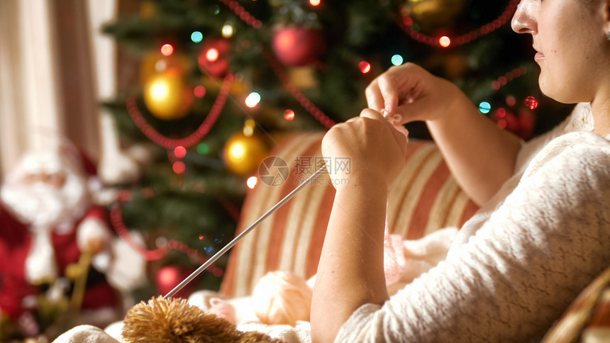 在圣诞节前夕女编织羊毛跳伞者图片