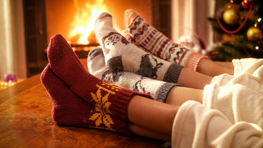 近距离照片一对夫妇与孩子穿着针织袜在房火灾后放松一对夫妇与孩子穿着针织袜一对夫妇与孩子穿着针织袜图片