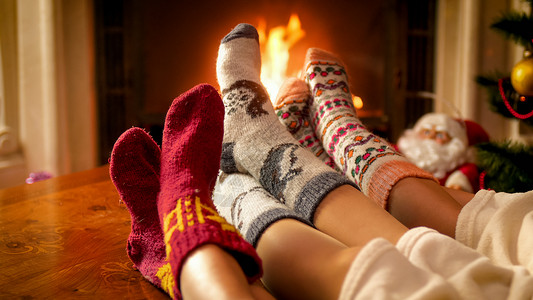冷冬日寒的壁炉让孩子变暖冷冬日的壁炉让孩子变暖图片