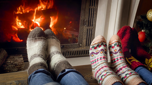 3人穿着羊绒袜子在壁炉升温3人穿着羊绒袜子升温图片